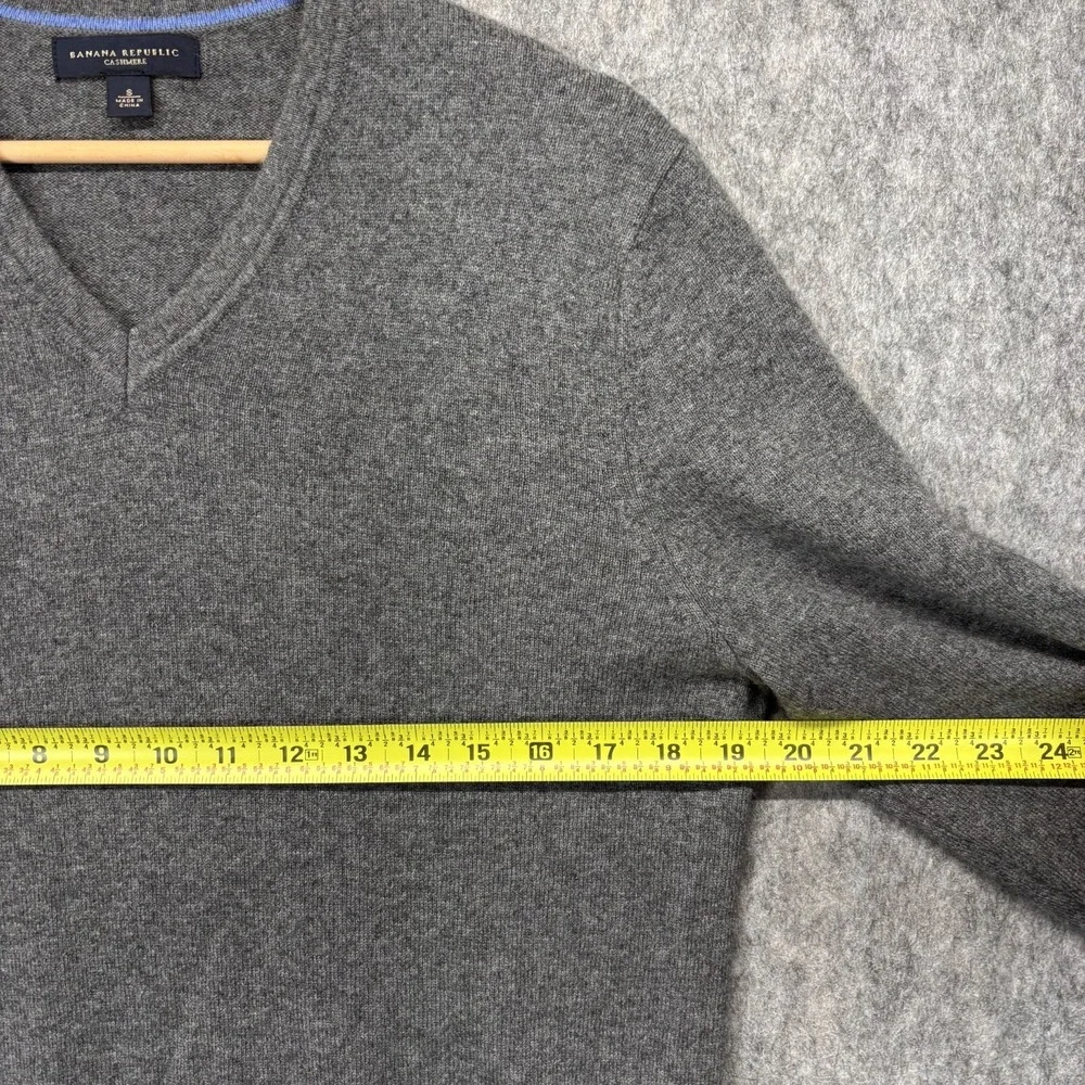Banana Republic 100% Cashmere Sweater V Neck Men's Small Gray‎ Soft Knit Luxe